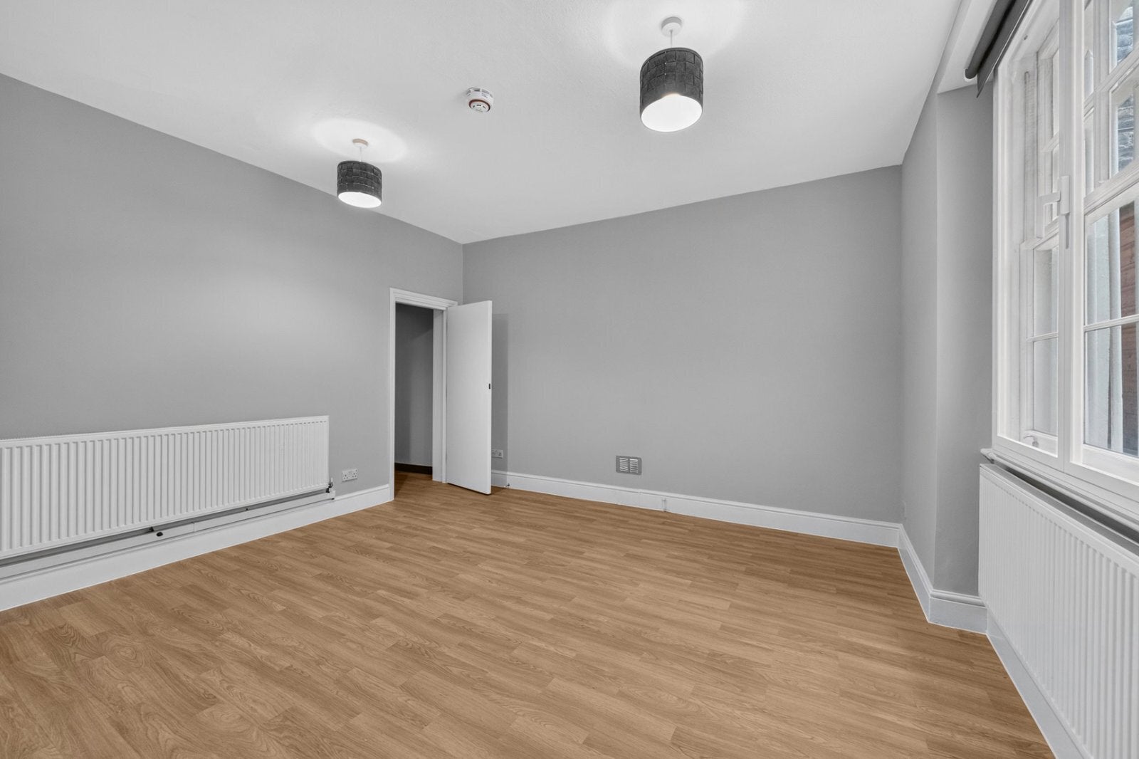 Flat Queen's Yard in Greater London