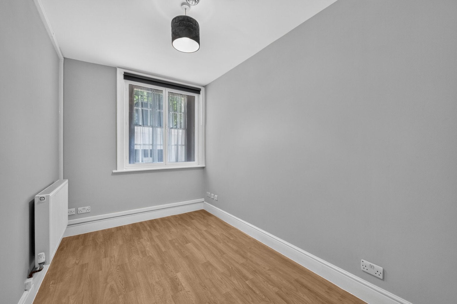 Flat Queen's Yard in Greater London