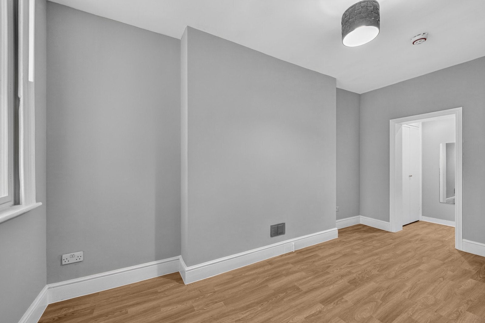 Flat Queen's Yard in Greater London