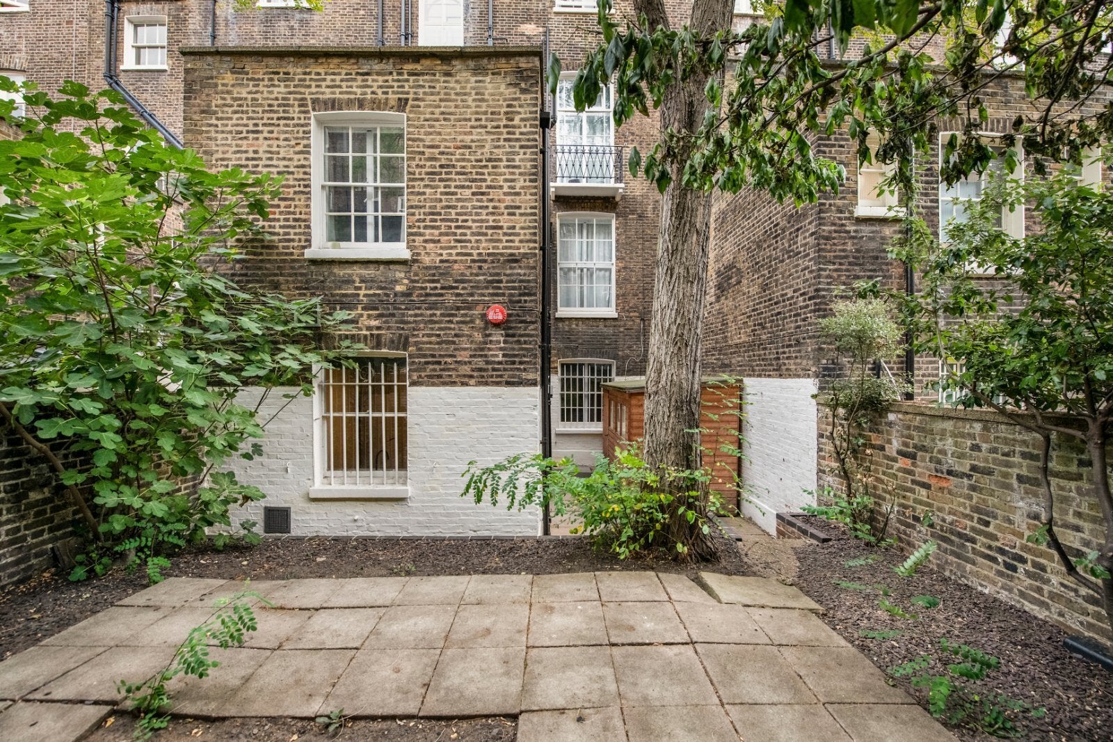 Flat Queen's Yard in Greater London