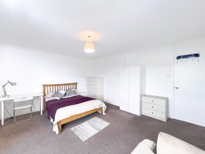 Room Woking Close in Greater London