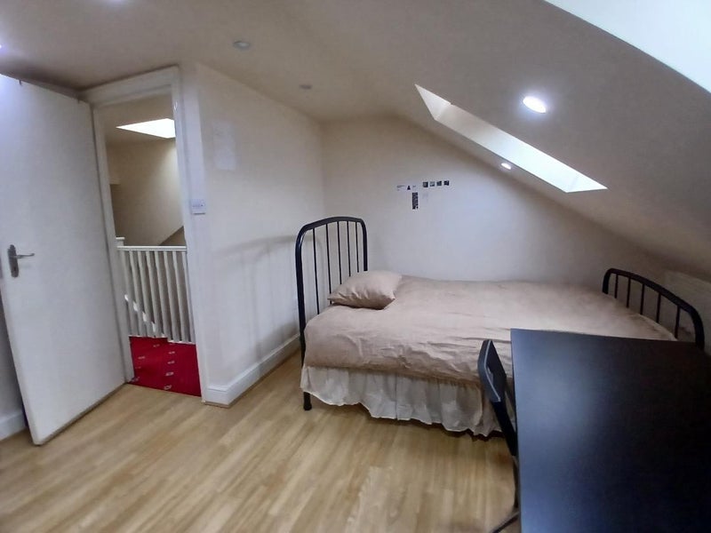 Room Altmore Avenue in Greater London