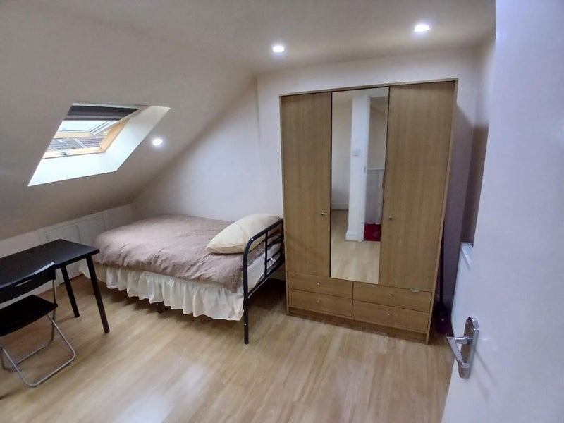 Room Altmore Avenue in Greater London