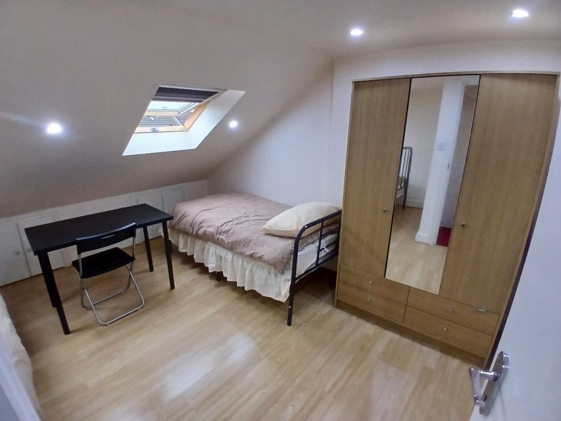 Room Altmore Avenue in Greater London