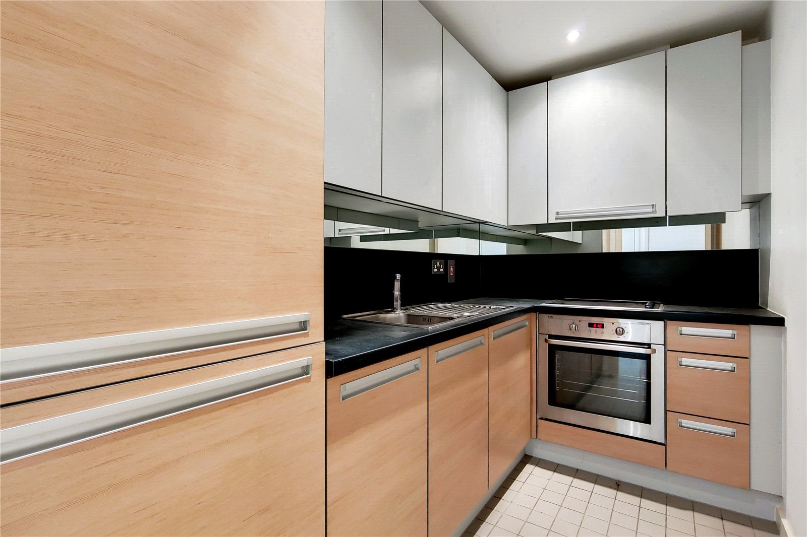Flat Biscayne Avenue in Greater London