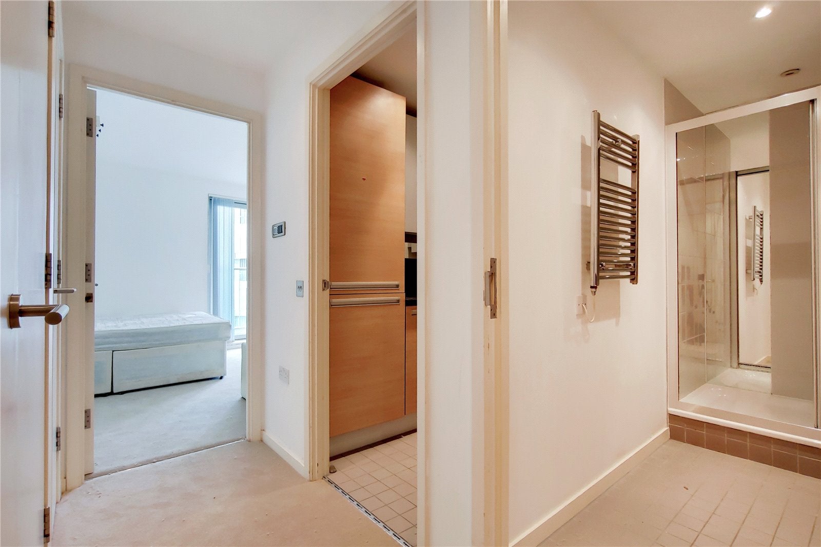 Flat Biscayne Avenue in Greater London