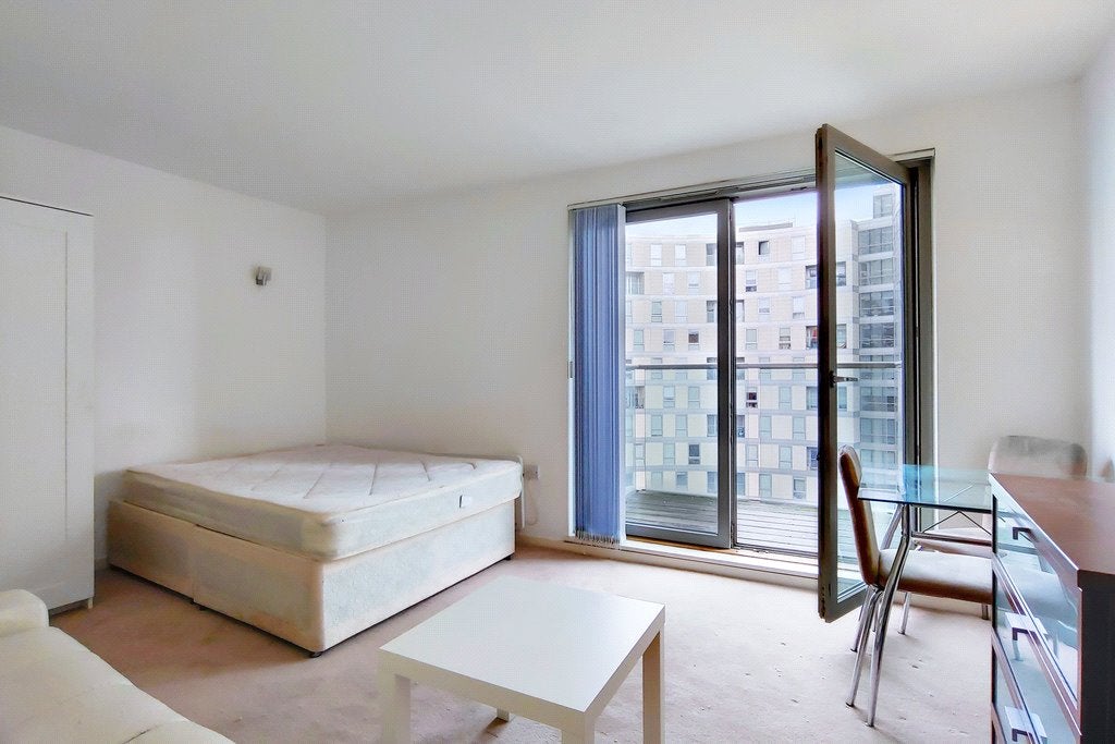 Flat Biscayne Avenue in Greater London