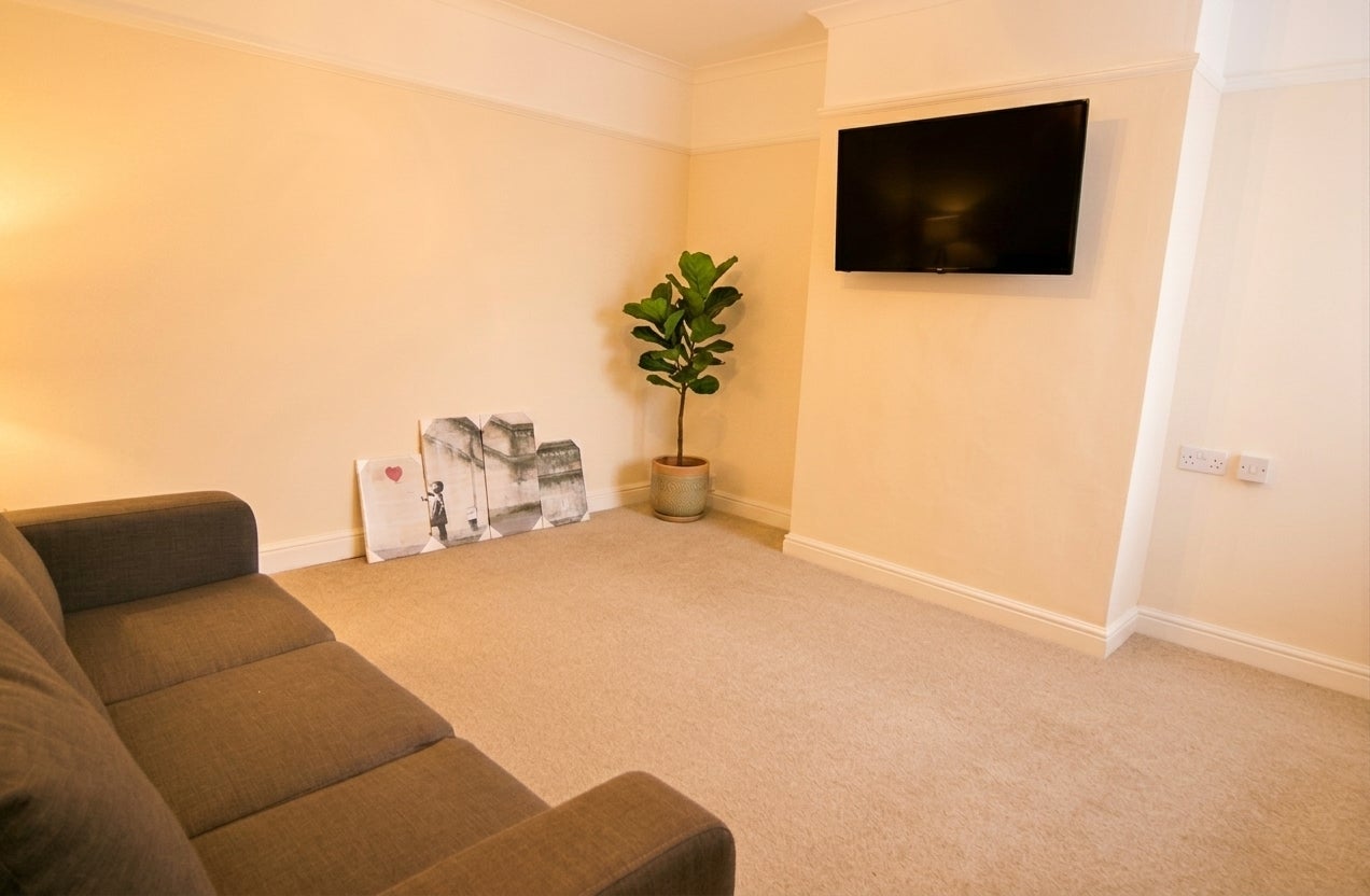 Flat Serlo Road in Gloucester