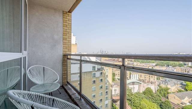 Flat Westferry Circus in Greater London