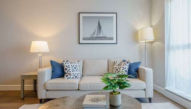 Flat Westferry Circus in Greater London