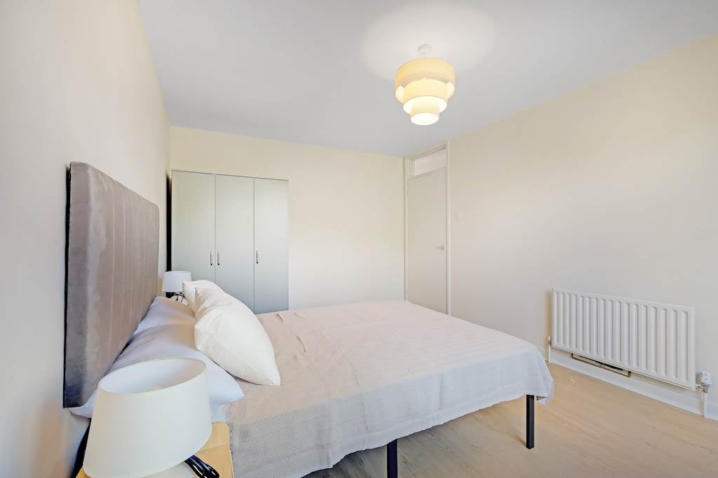 Flat Knoyle Street in Greater London