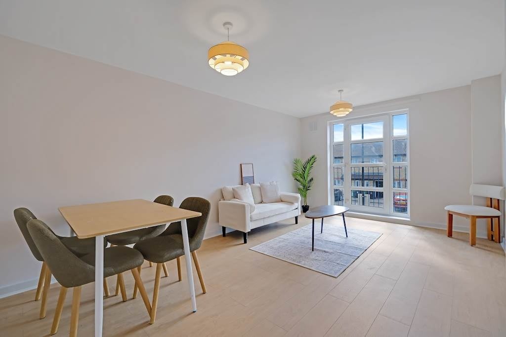 Flat Knoyle Street in Greater London