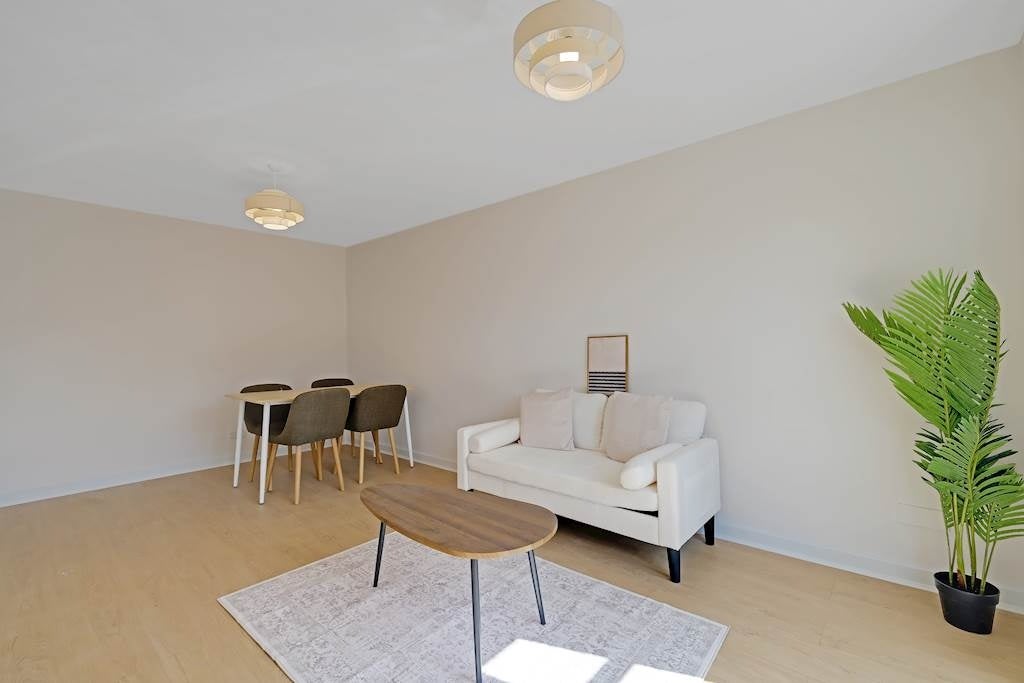 Flat Knoyle Street in Greater London