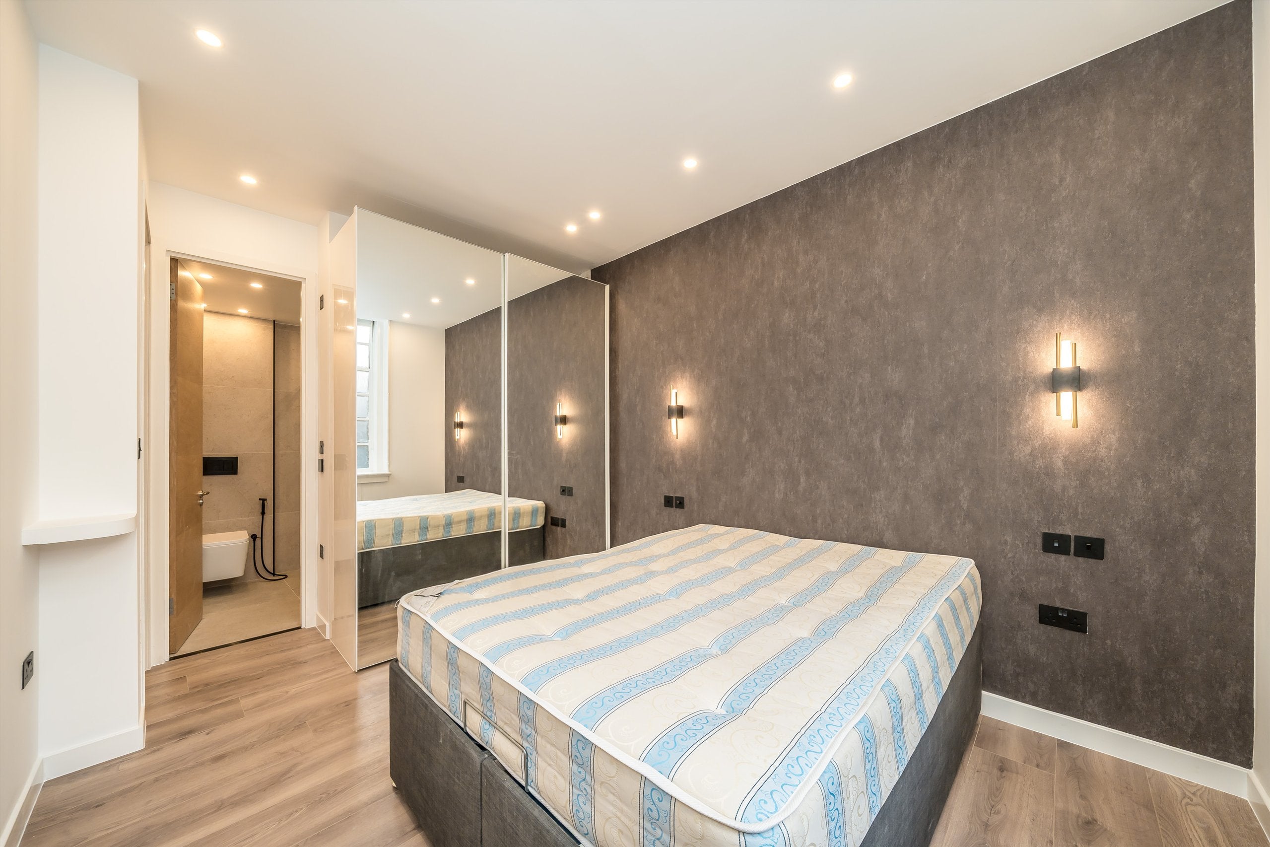 Flat Lowndes Square in Greater London