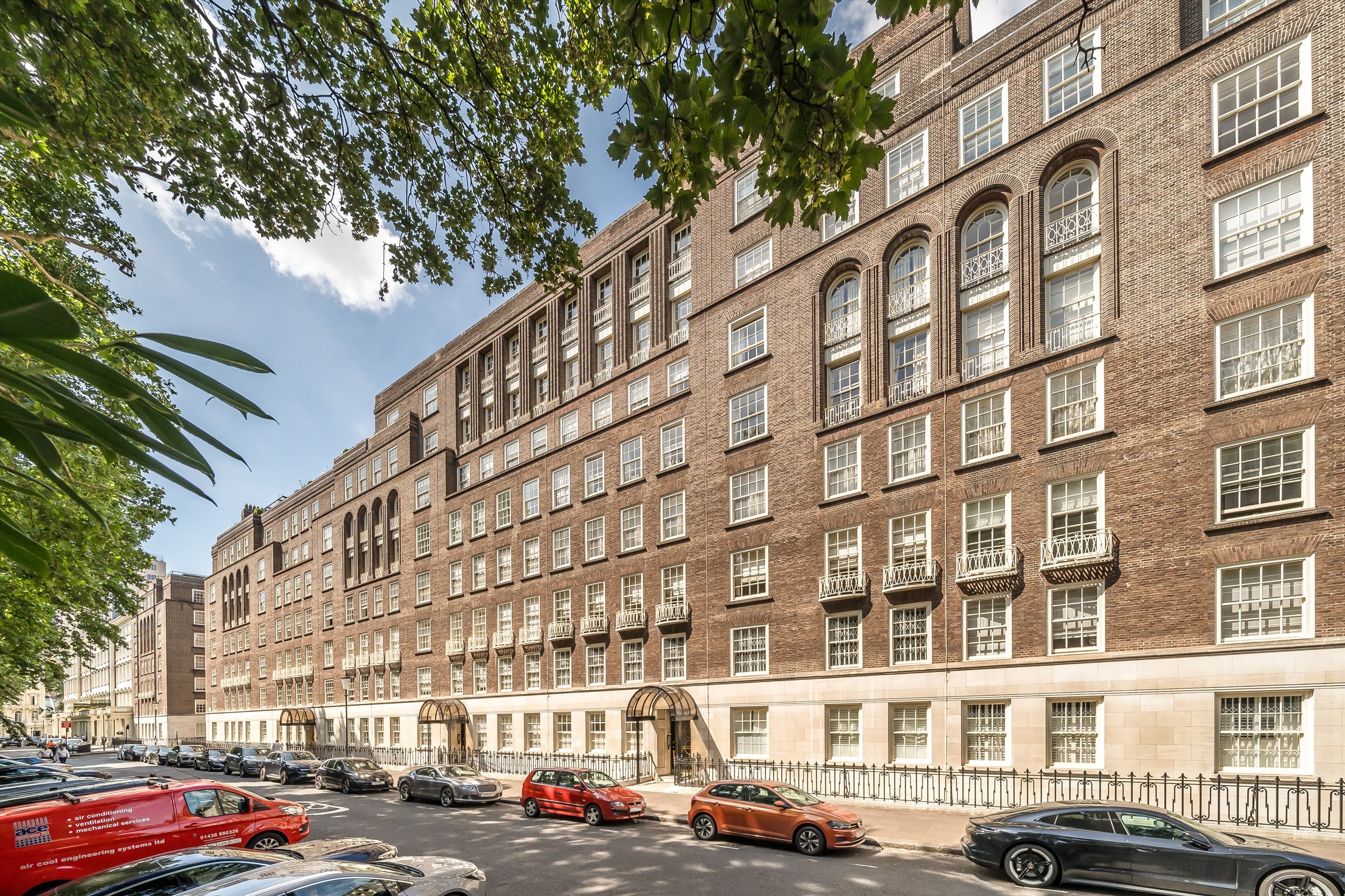 Flat Lowndes Square in Greater London
