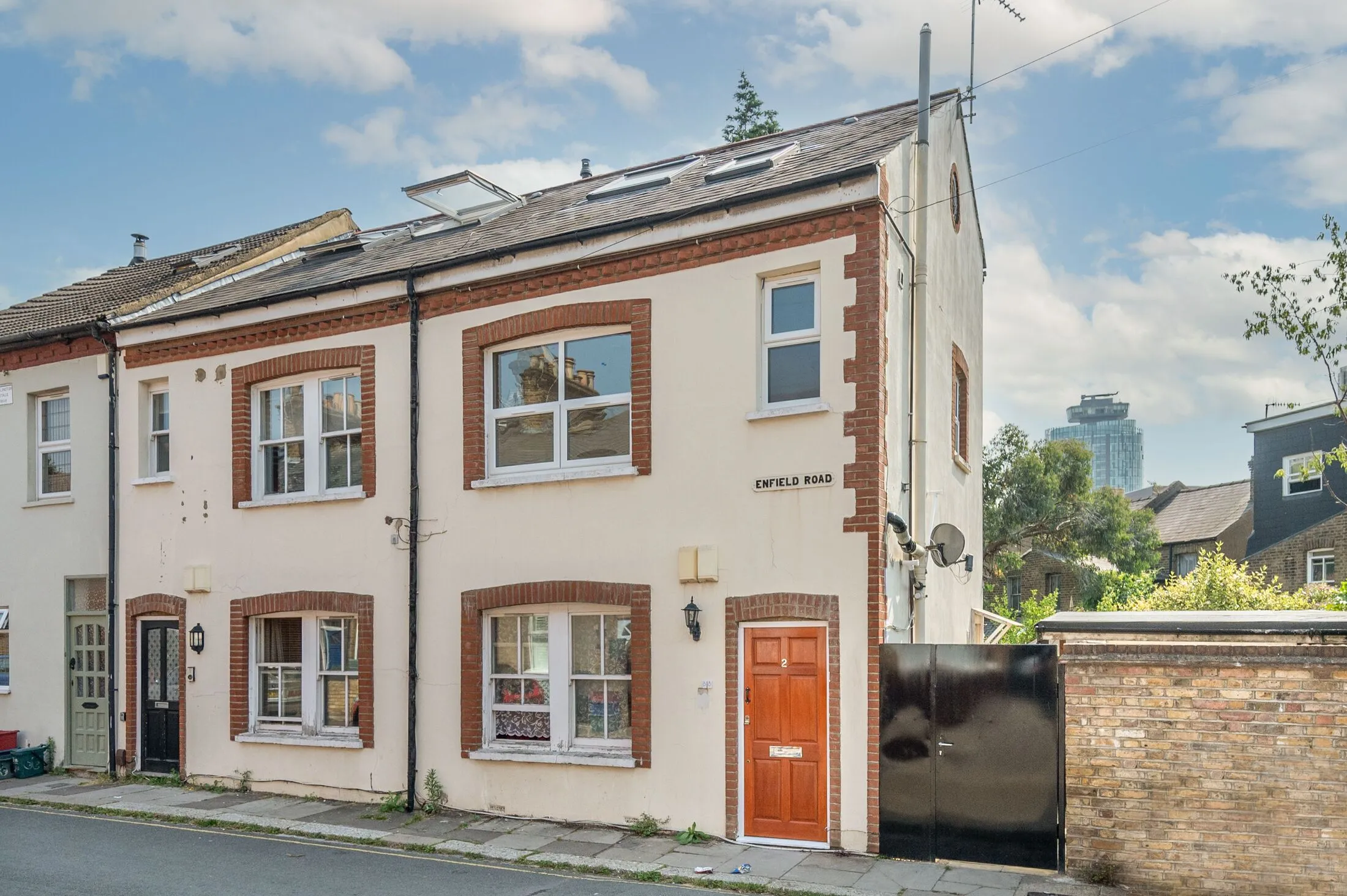 Flat Enfield Road in Greater London