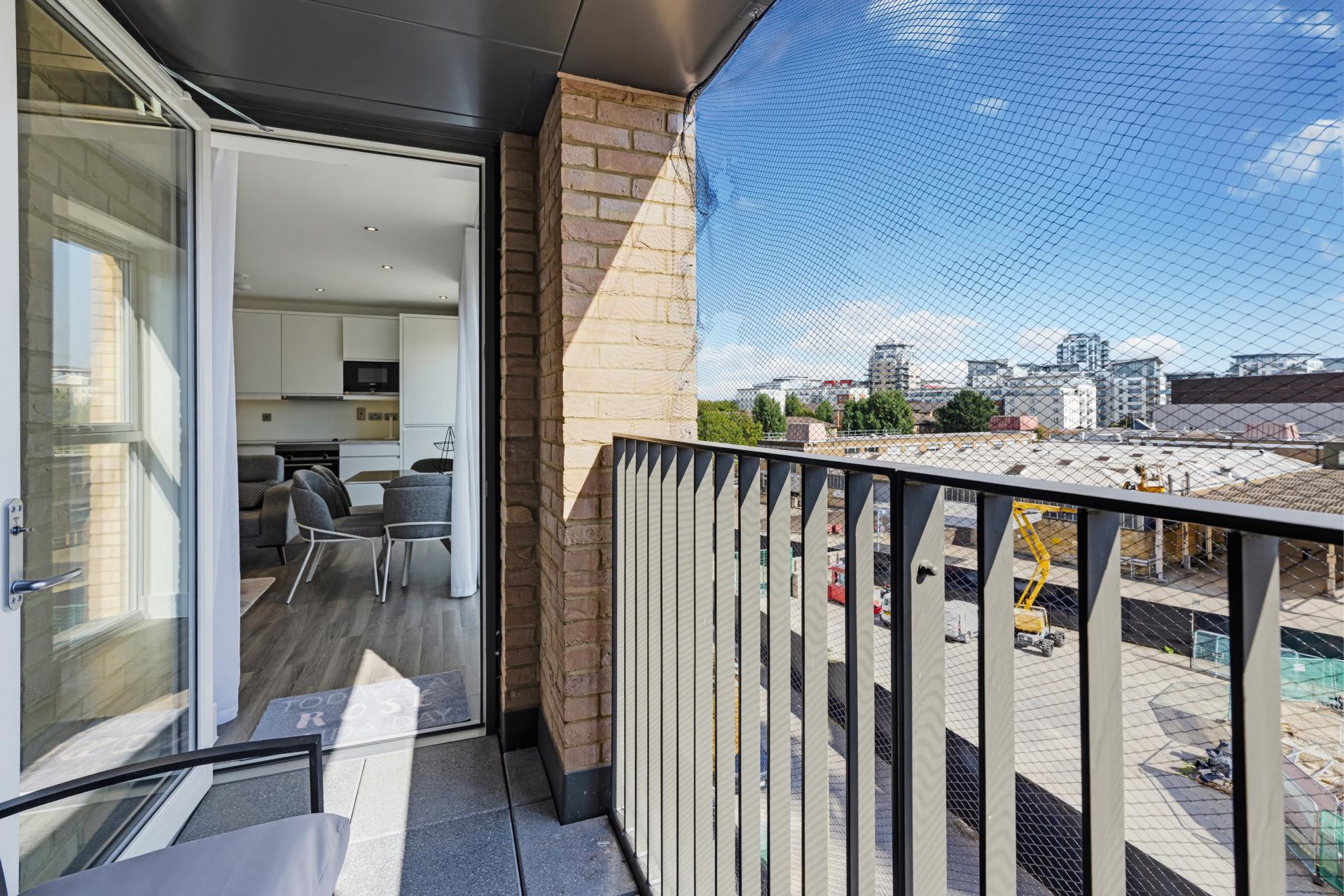 Flat Lismore Boulevard in Greater London