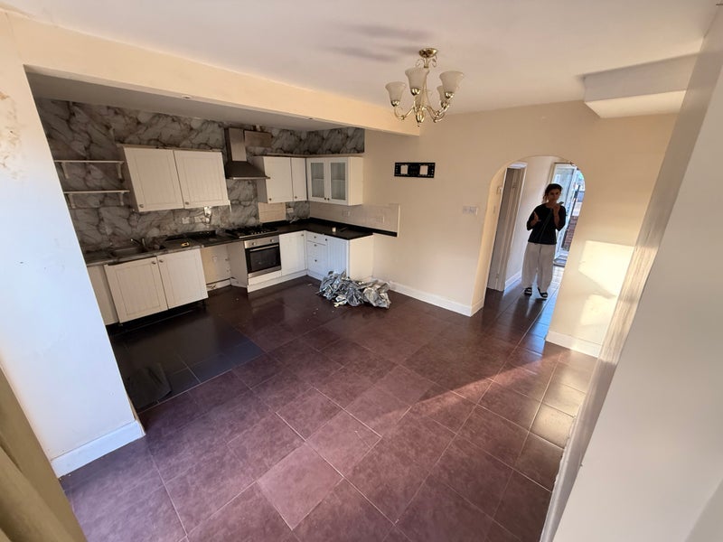 Room Beverstone Road in Greater London