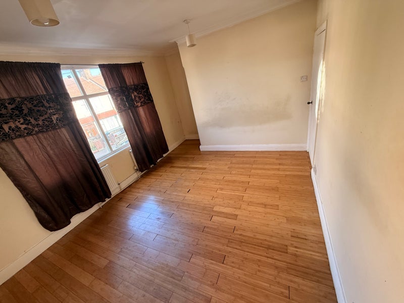 Room Beverstone Road in Greater London