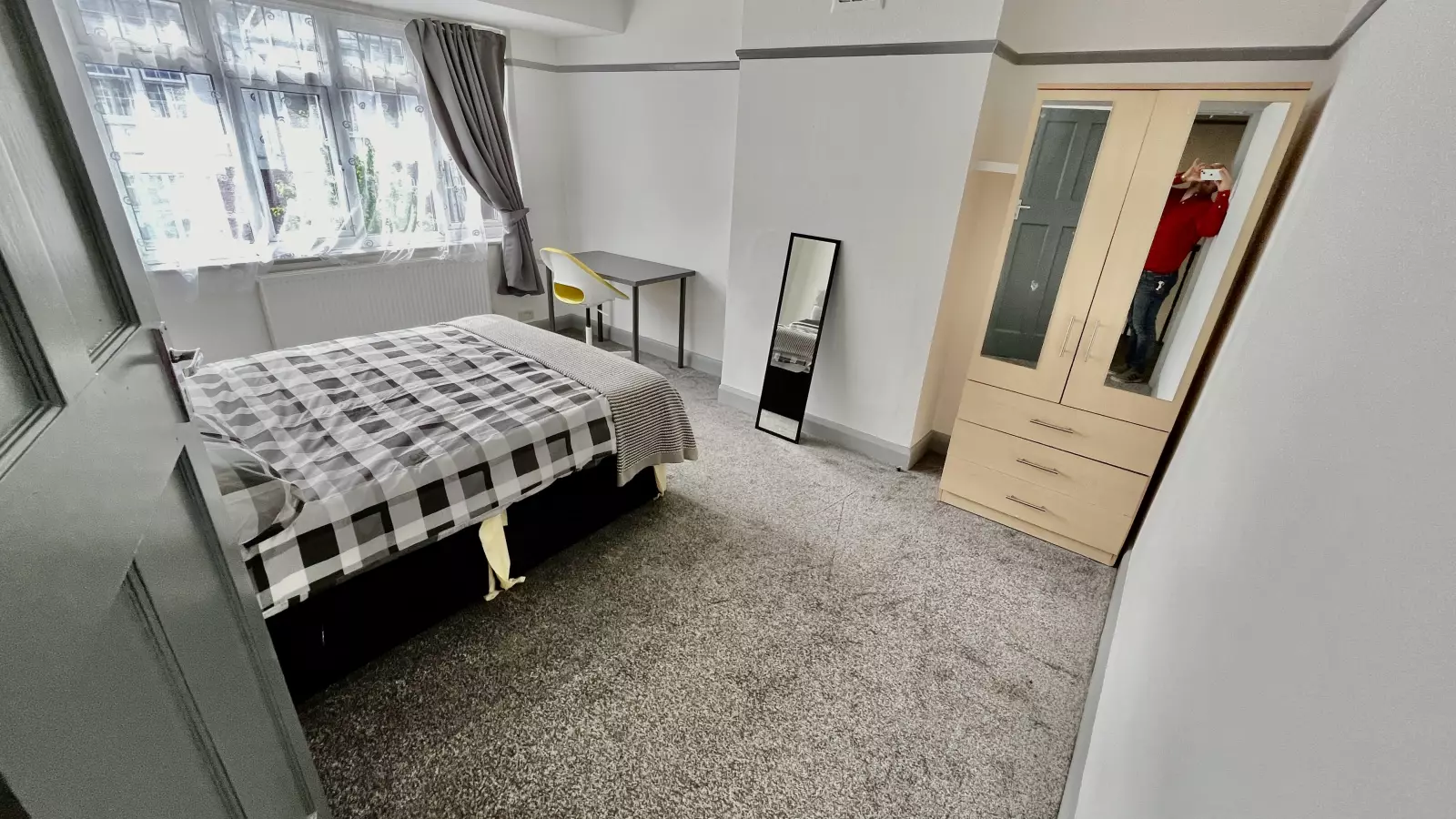 Room Sherwood Road in Greater London