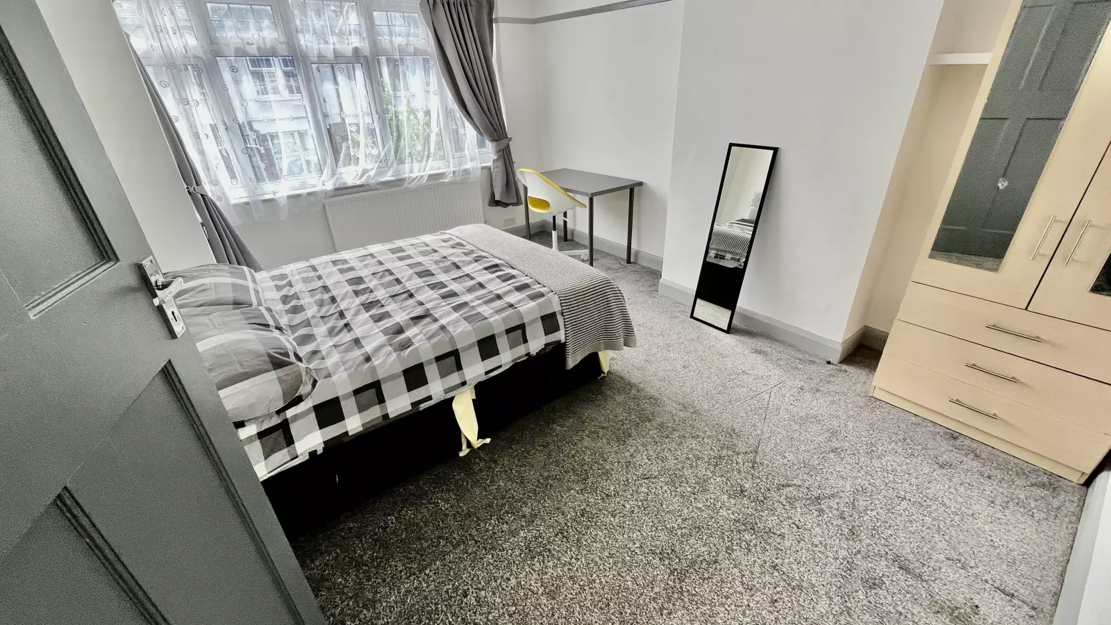 Room Sherwood Road in Greater London
