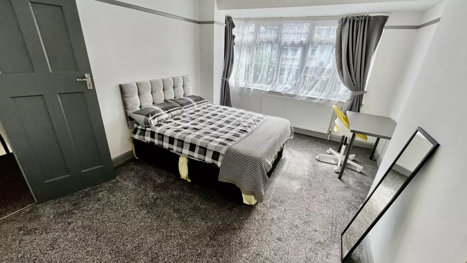 Room Sherwood Road in Greater London