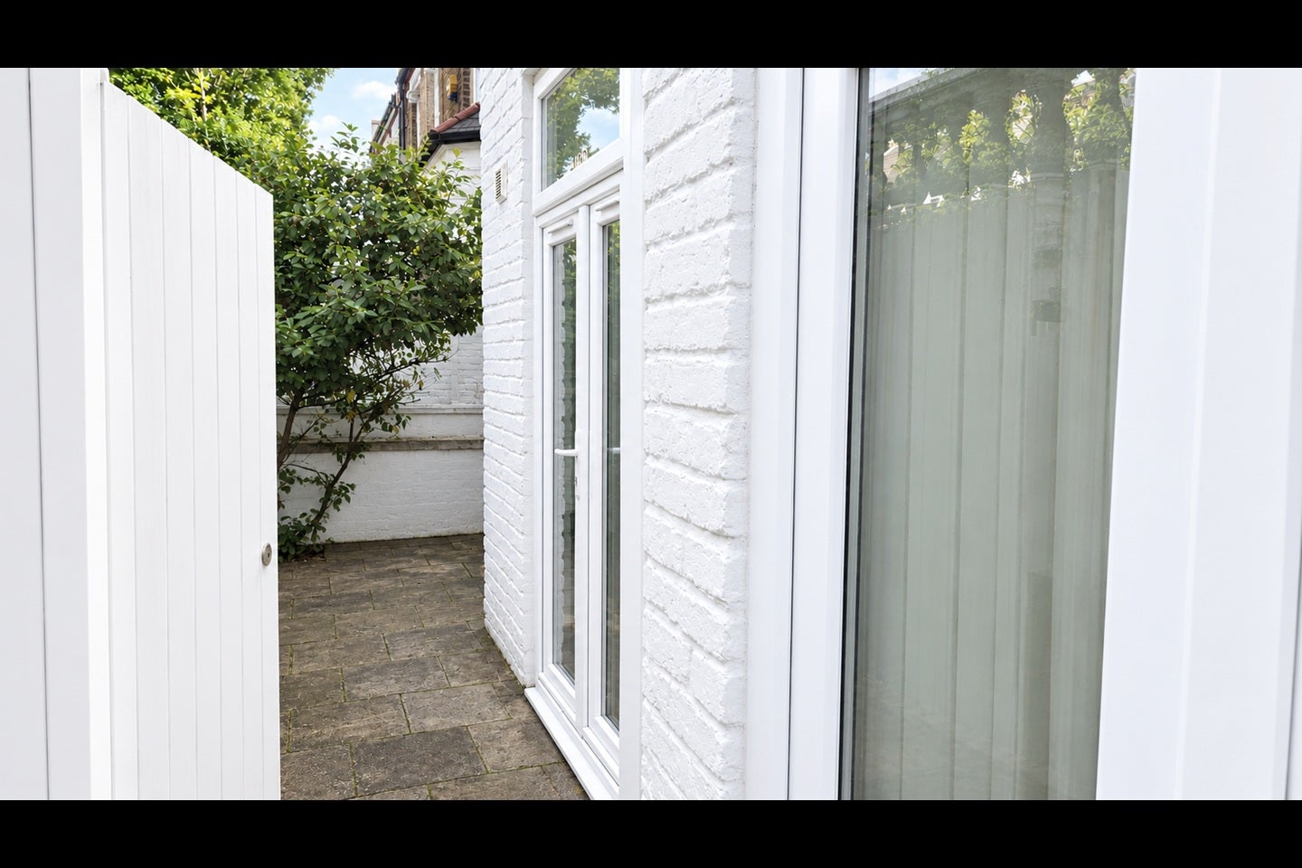 Flat Acton Lane in Greater London