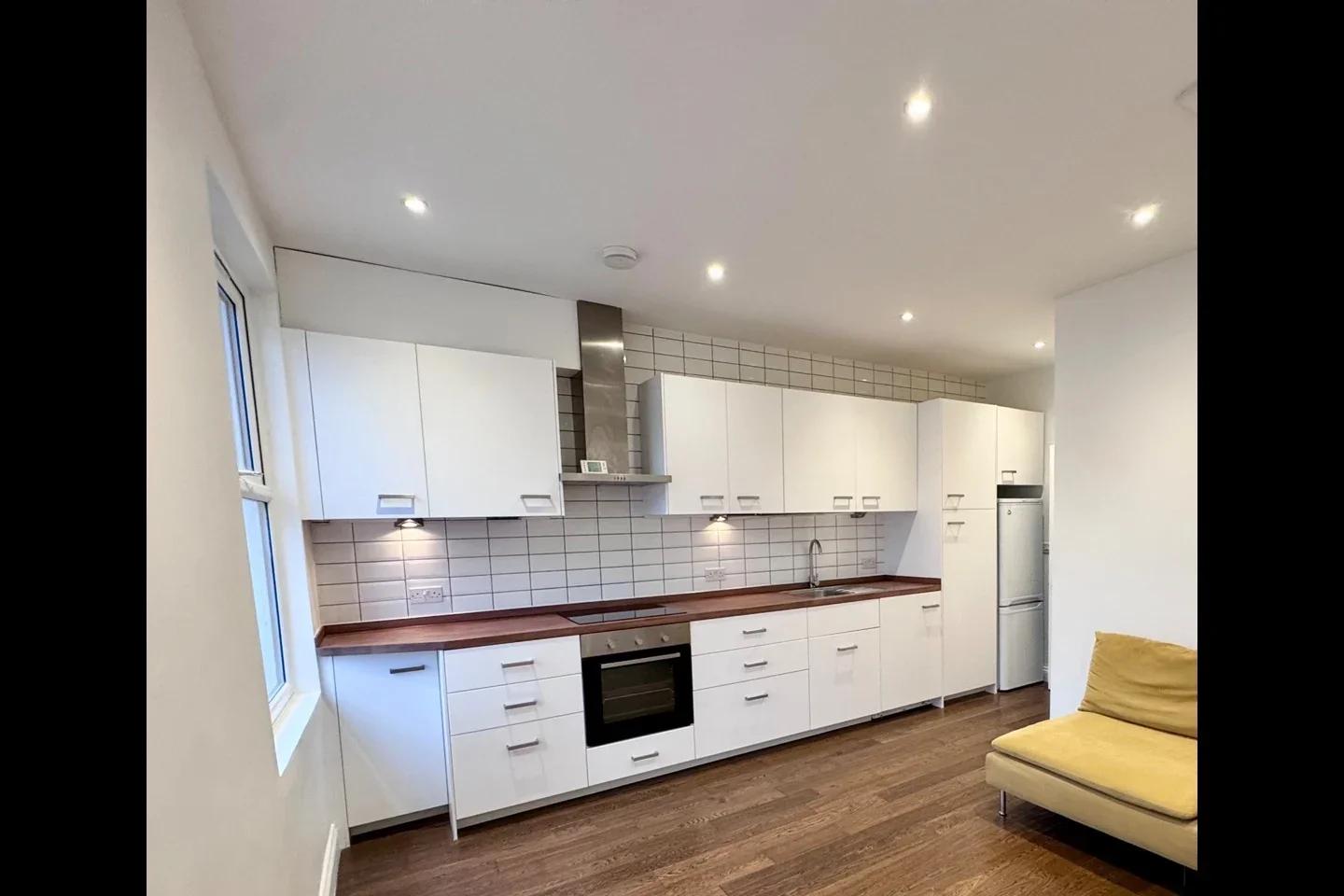 Flat Buckland Road in Greater London