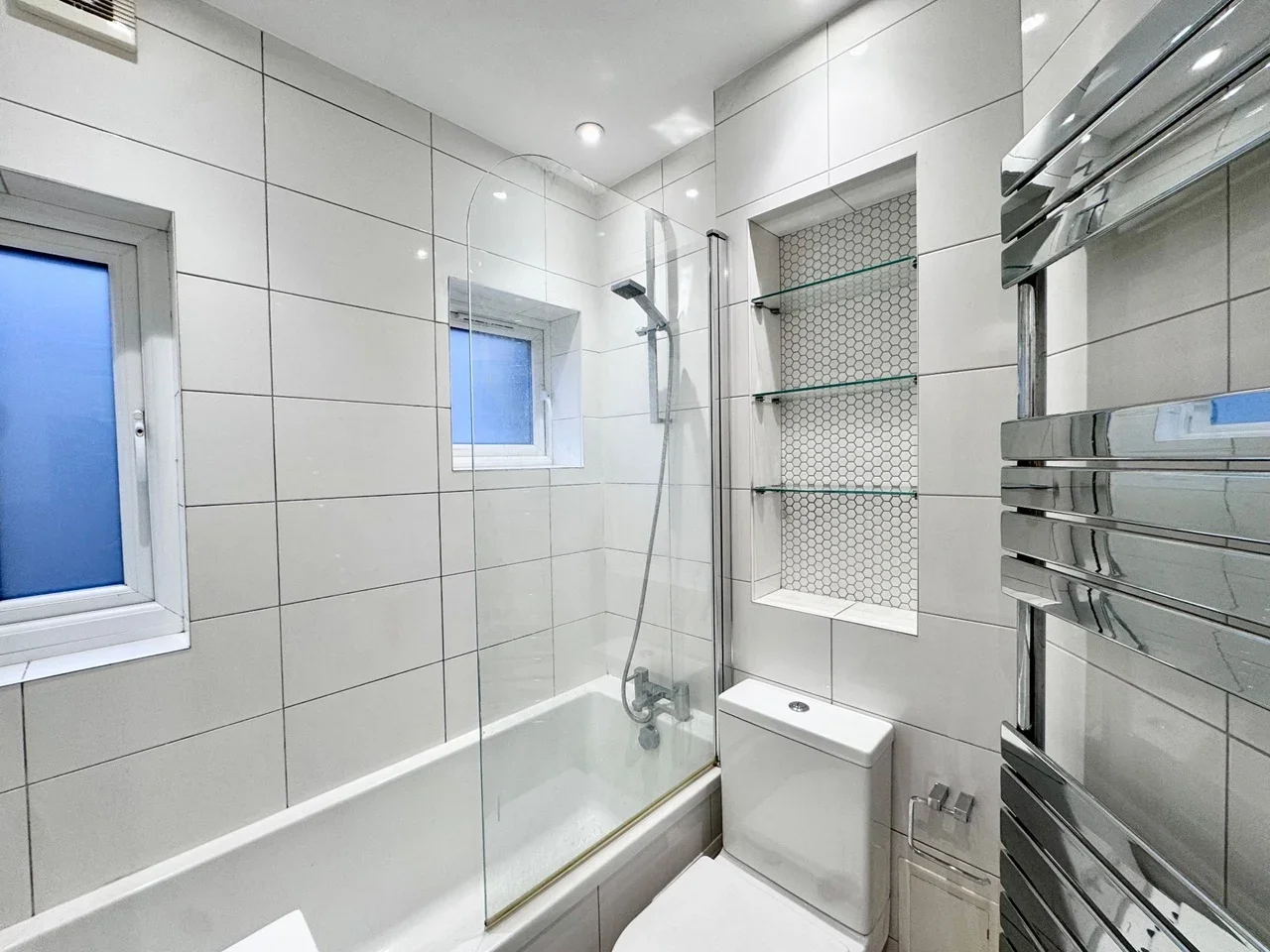 Flat Buckland Road in Greater London
