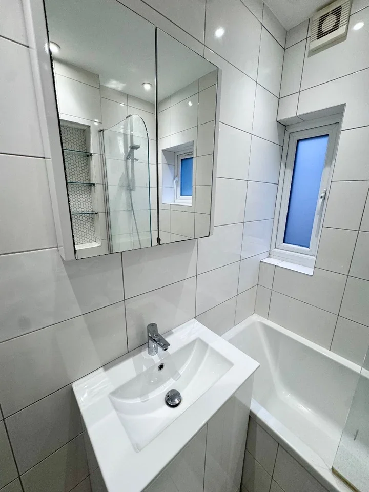 Flat Buckland Road in Greater London