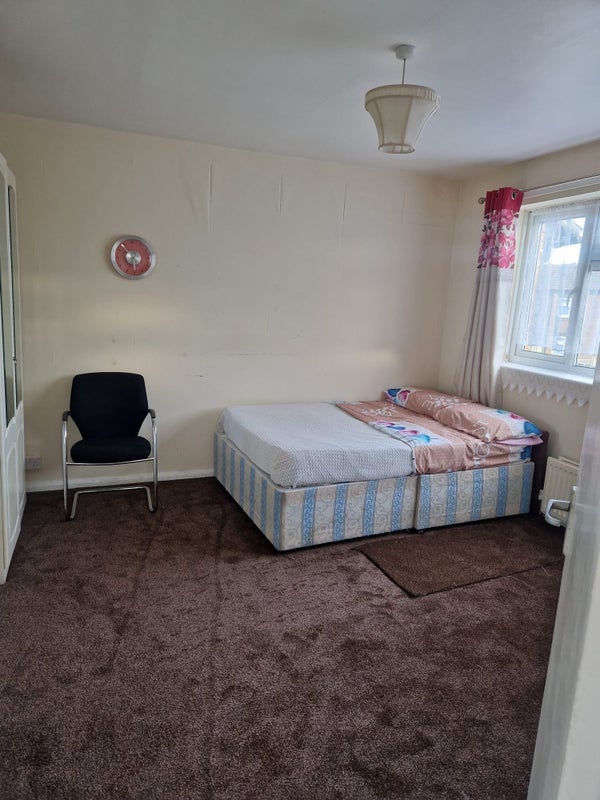 Room Rokesby Road in Slough