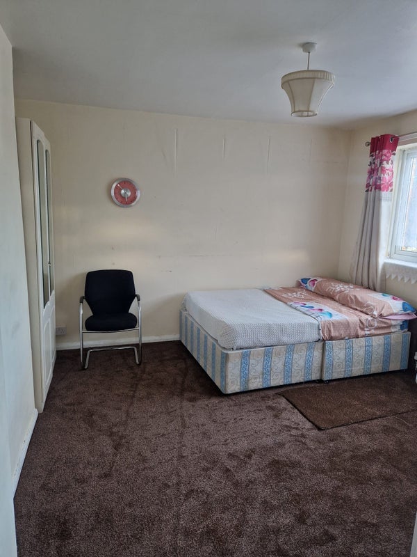 Room Rokesby Road in Slough