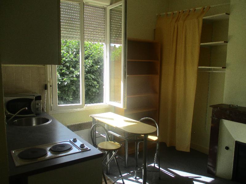 Room Rue des Treilles in Libourne