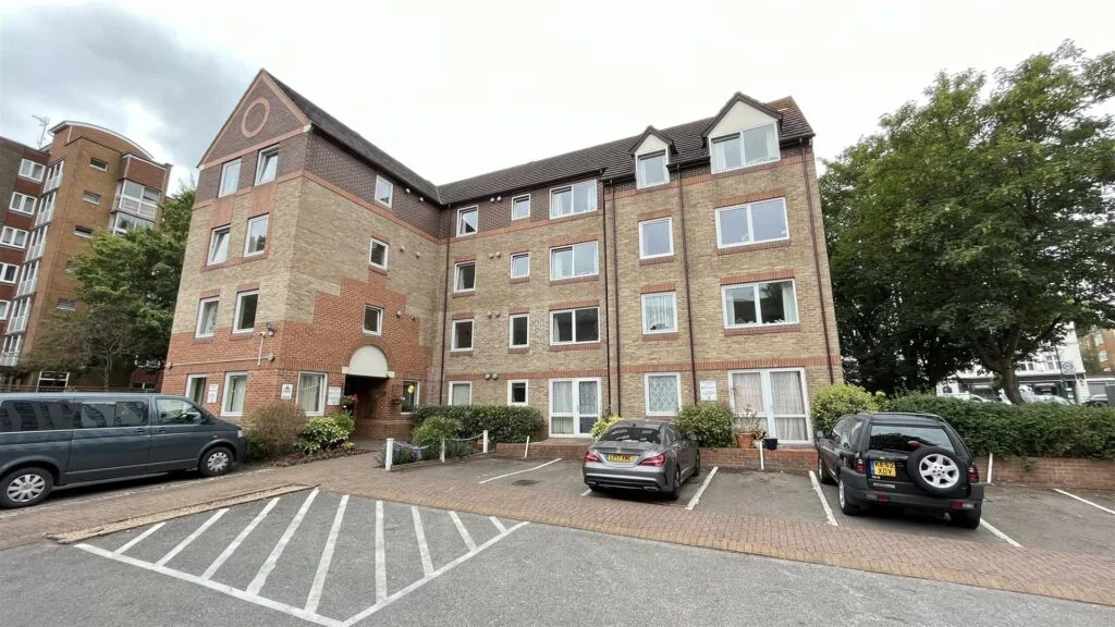 Flat Cedar Road in Greater London