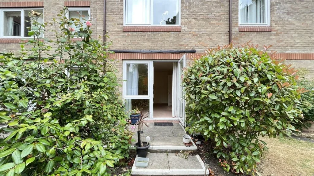 Flat Cedar Road in Greater London