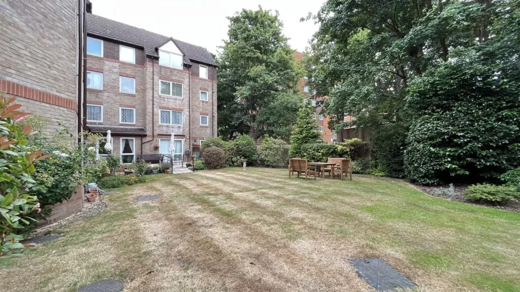 Flat Cedar Road in Greater London