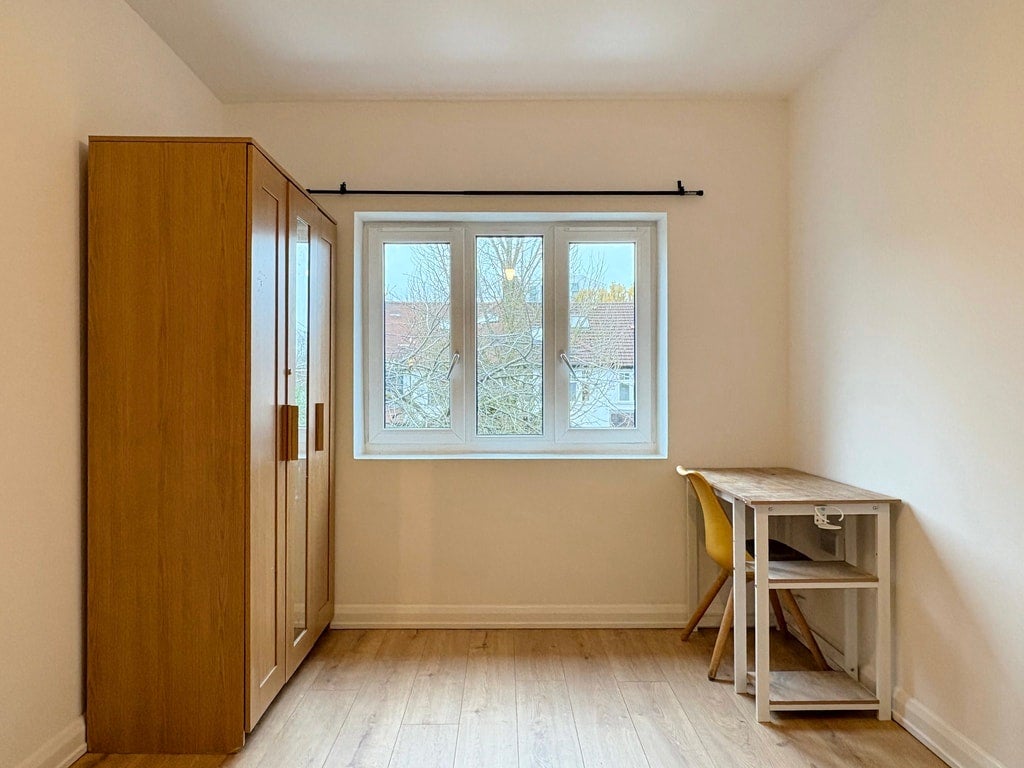 Flat Llanvanor Road in Greater London