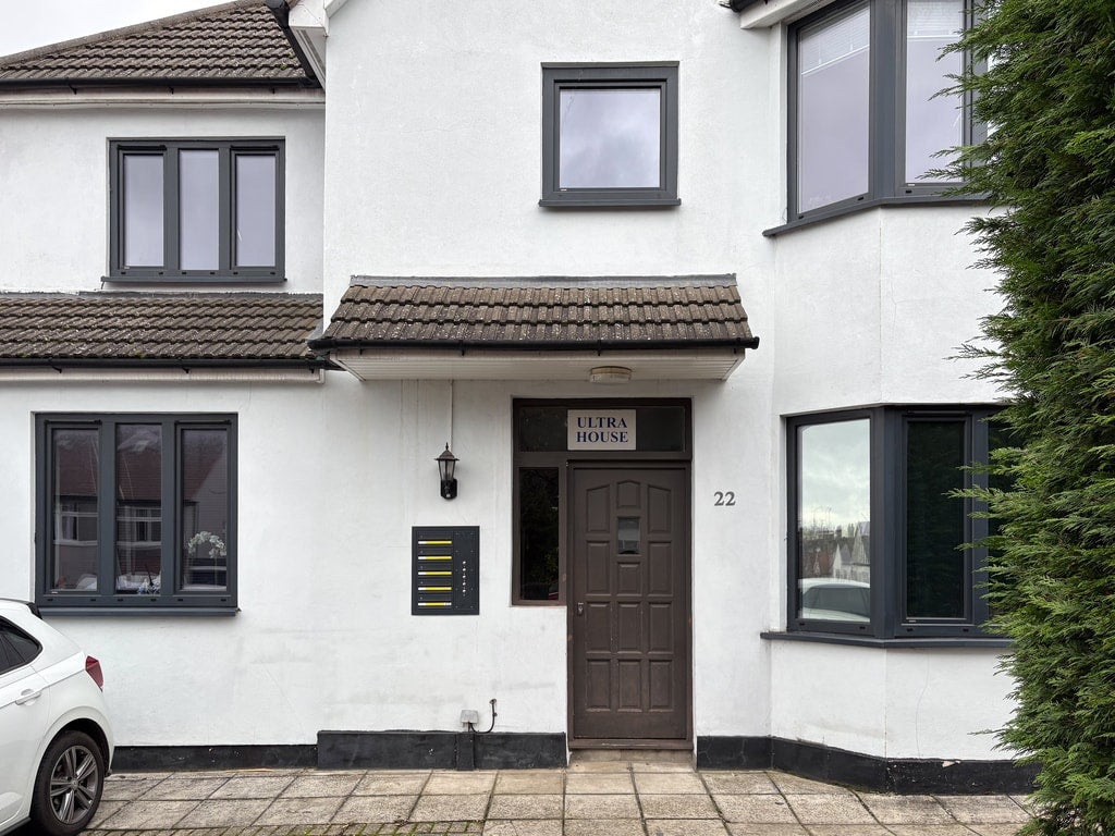 Flat Llanvanor Road in Greater London