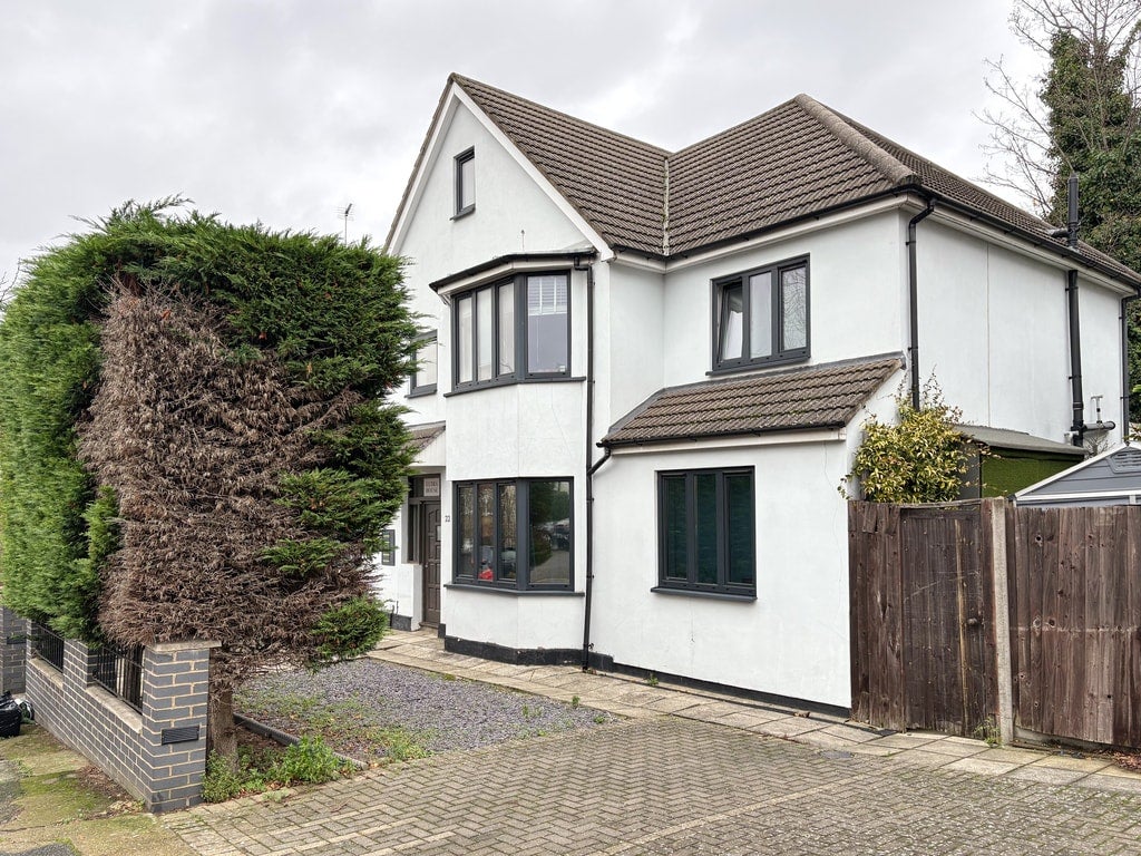 Flat Llanvanor Road in Greater London