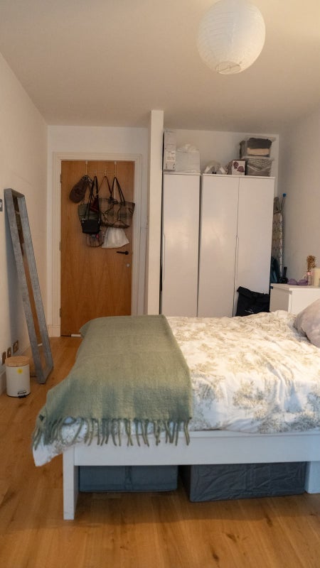 Room Millennium Drive in Greater London