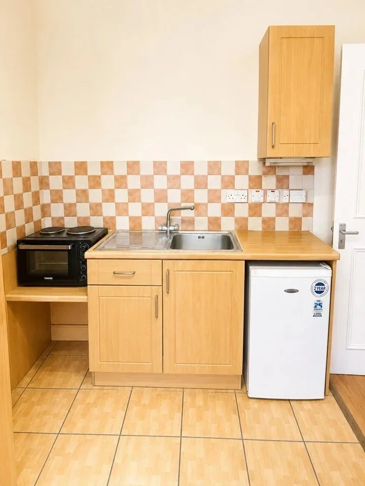 Flat Scrubs Lane in Greater London