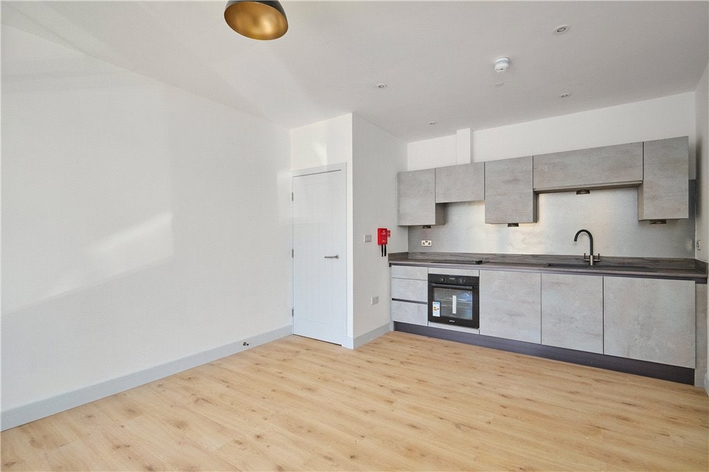Flat Chantry Drive in Bradford