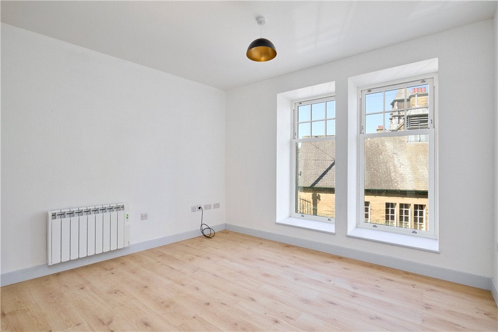Flat Chantry Drive in Bradford
