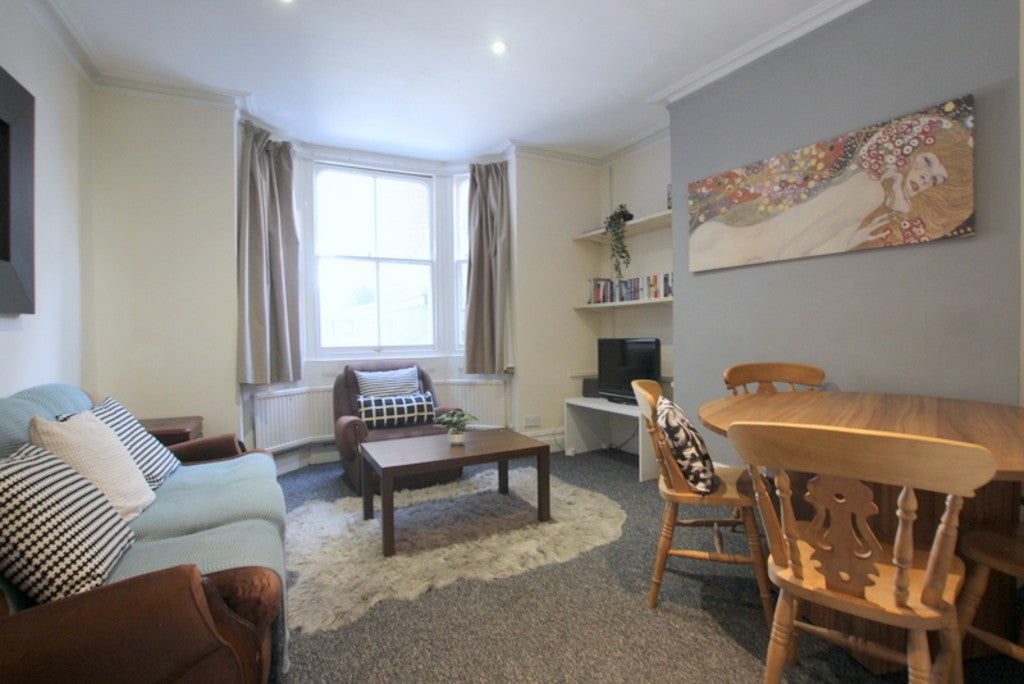 Flat Winthorpe Road in Greater London
