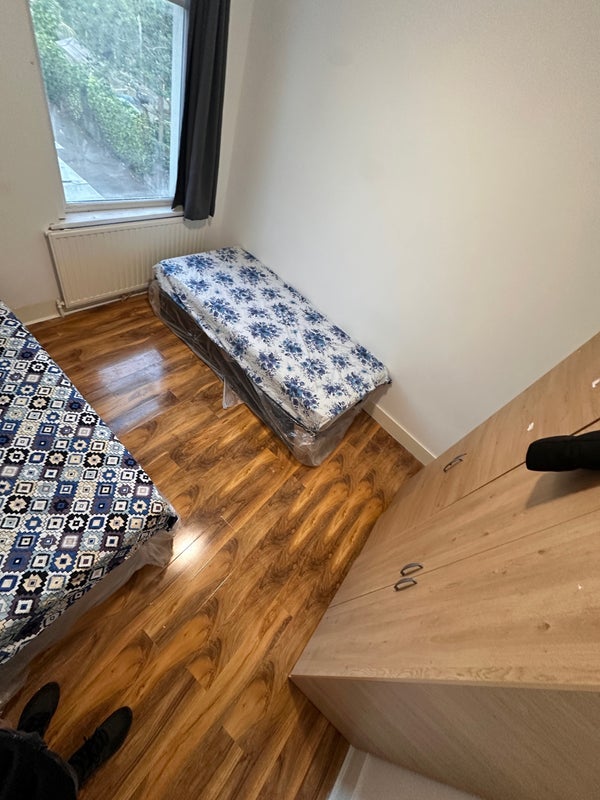 Room Shakespeare Crescent in Greater London
