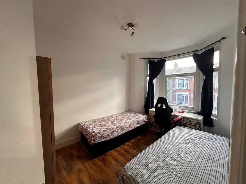 Room Shakespeare Crescent in Greater London