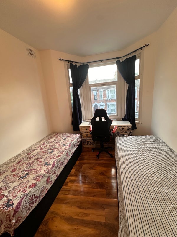 Room Shakespeare Crescent in Greater London