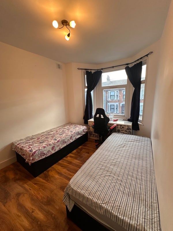 Room Shakespeare Crescent in Greater London