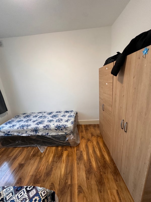 Room Shakespeare Crescent in Greater London