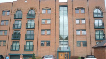 Flat Wharton Court in Chester